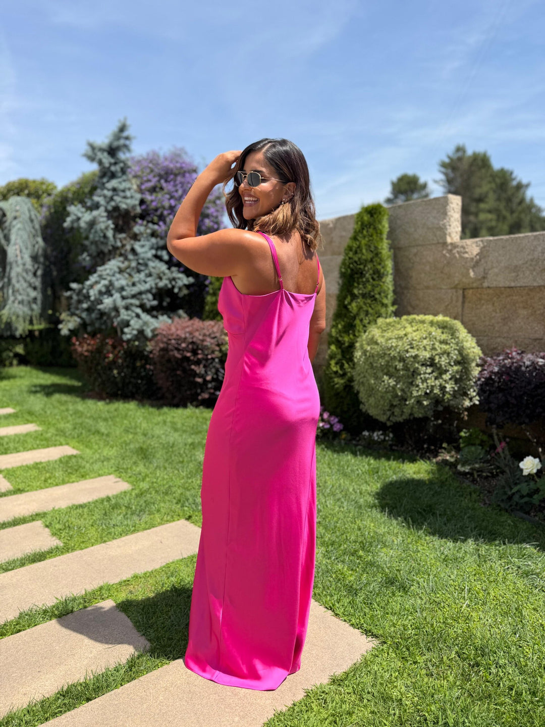VESTIDO ACETINADO ROSA COM DETALHE DOURADO RINASCIMENTO