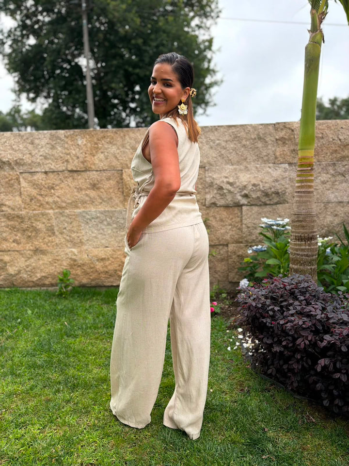 CONJUNTO DE LINHO BEGE COM COLETE E CALÇA PONTO CHIC