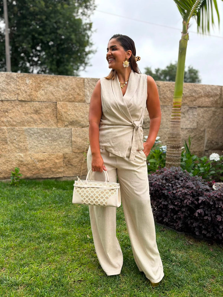 CONJUNTO DE LINHO BEGE COM COLETE E CALÇA PONTO CHIC