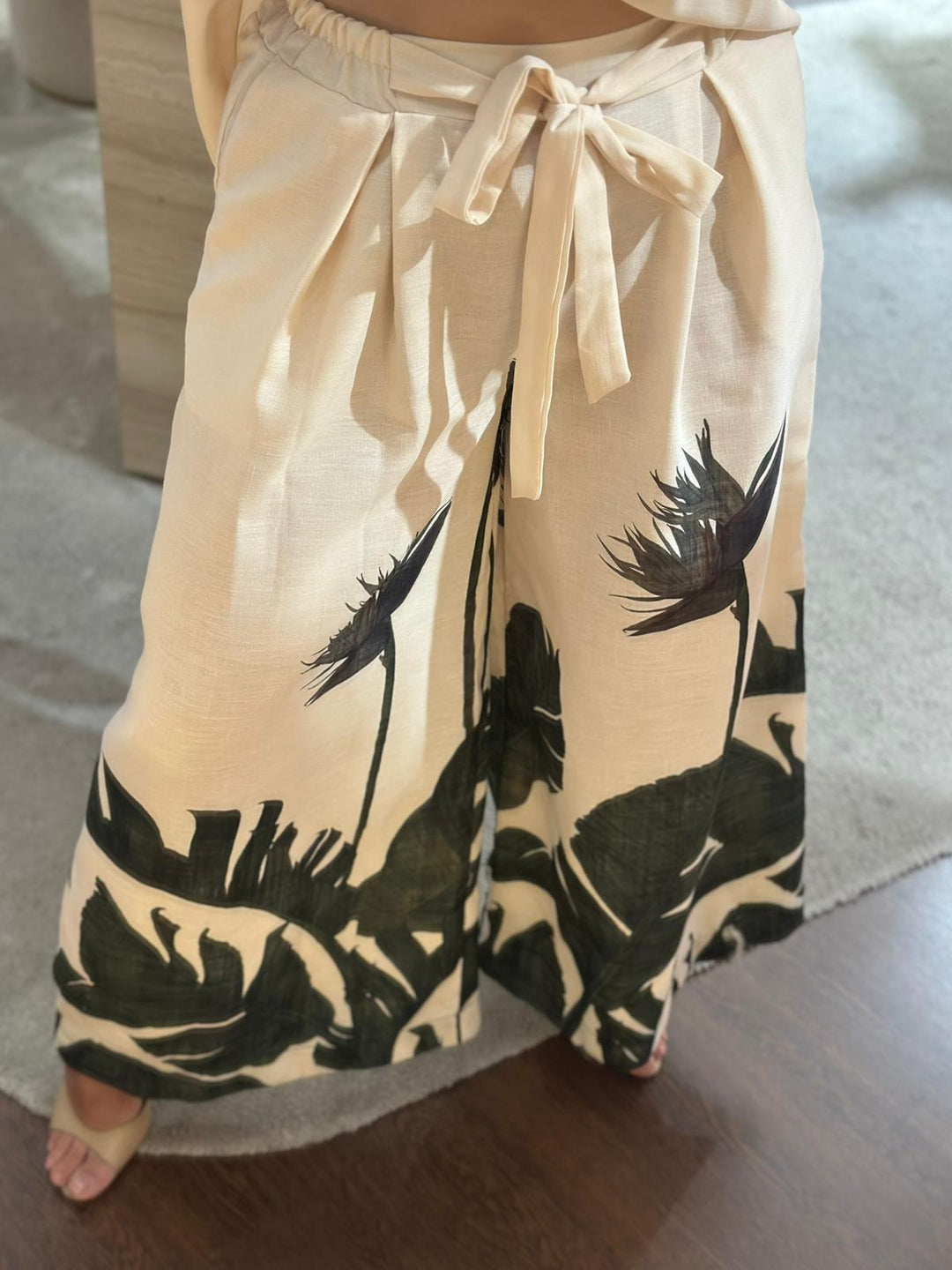 CONJUNTO ESTAMPADO TROPICAL BEGE PONTO CHIC