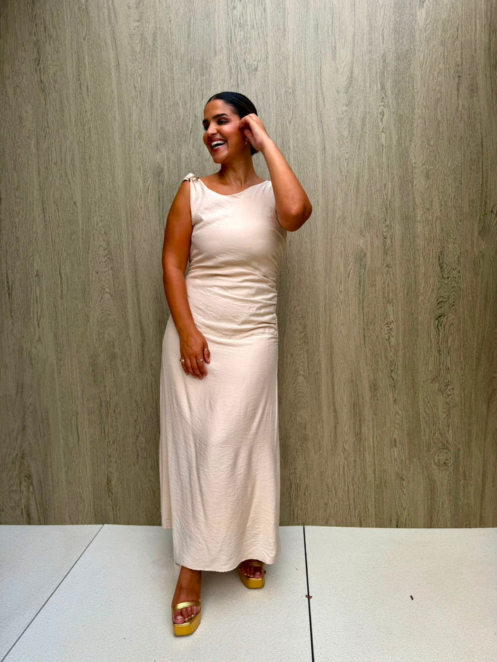 VESTIDO CHAMPANHE COM DETALHE DOURADO PONTO CHIC
