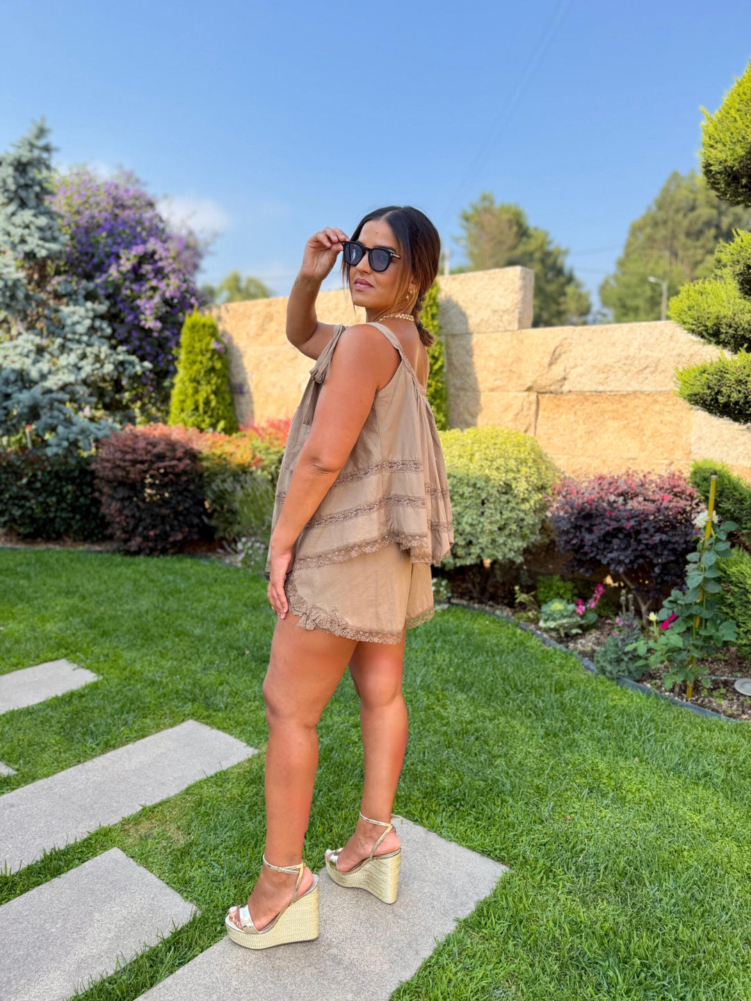 CONJUNTO CASTANHO COM TOP E CALÇÃO COM RENDA PONTO CHIC