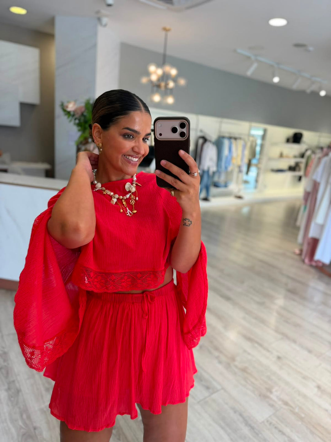 BLUSA PLISSADA CORAL COM DETALHES EM RENDA PONTO CHIC