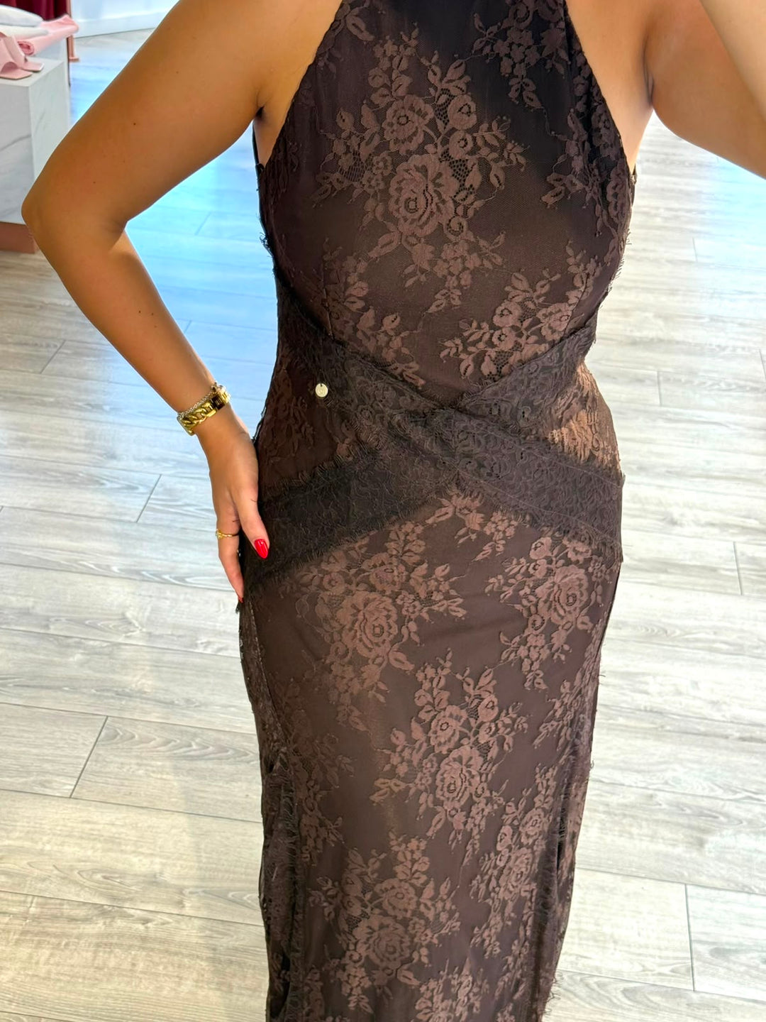 VESTIDO COMPRIDO EM RENDA CASTANHO RINASCIMENTO