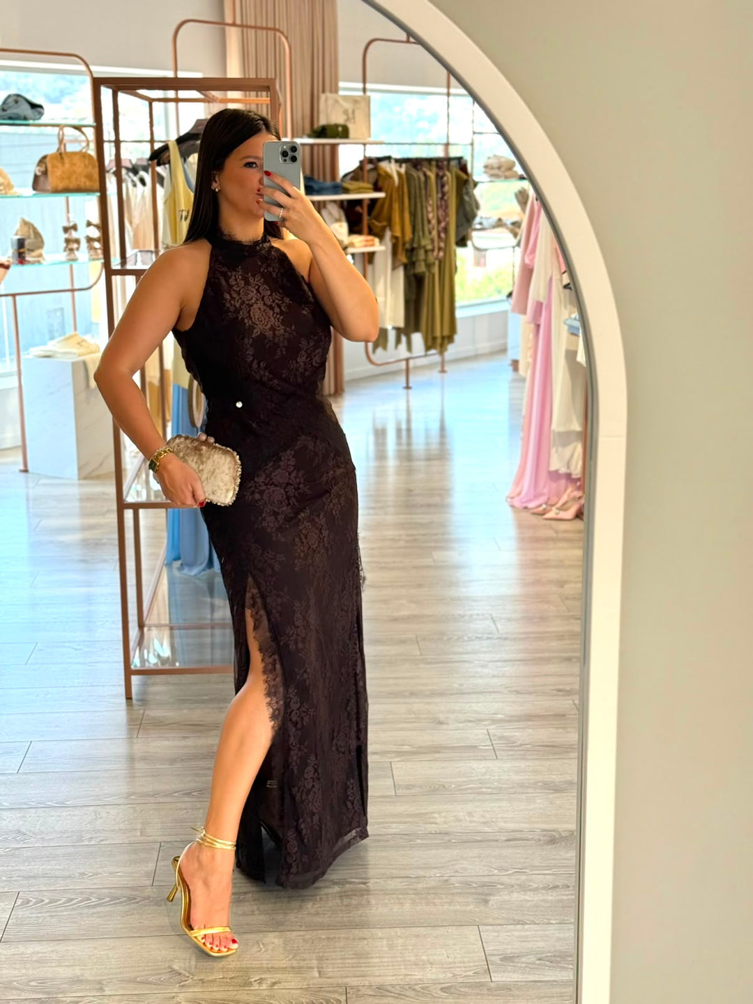 VESTIDO COMPRIDO EM RENDA CASTANHO RINASCIMENTO