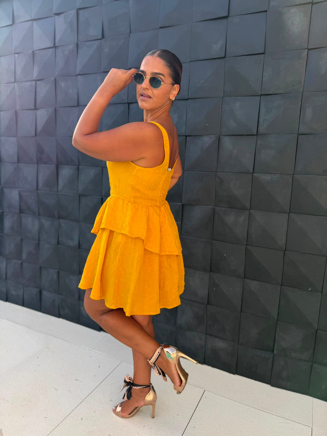 VESTIDO CURTO DE LINHO AMARELO PONTO CHIC