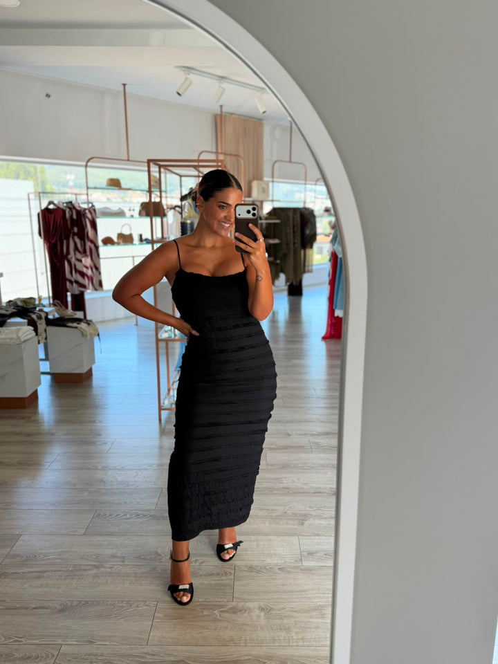 VESTIDO COM FOLHOS PRETO PONTO CHIC
