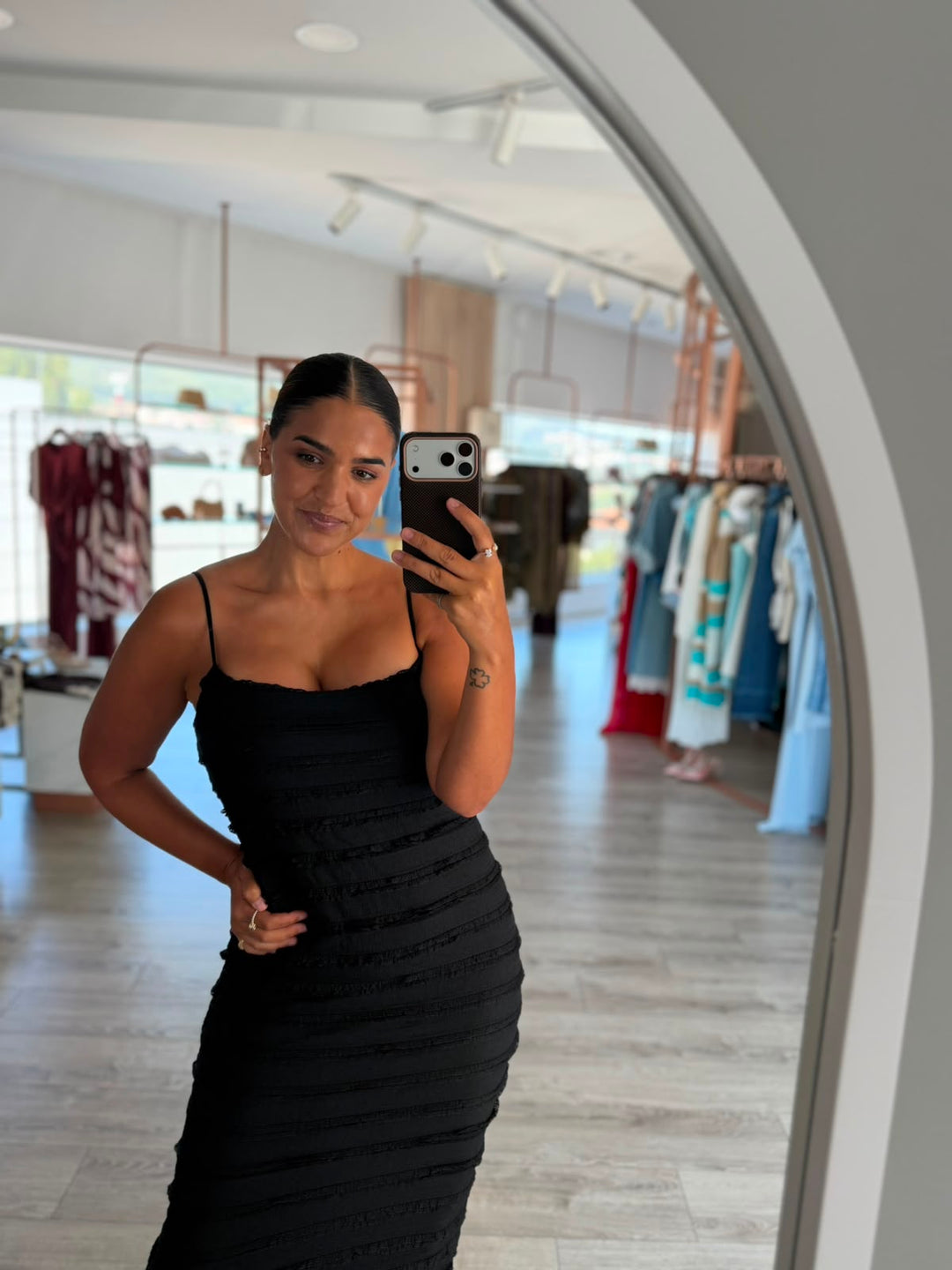 VESTIDO COM FOLHOS PRETO PONTO CHIC