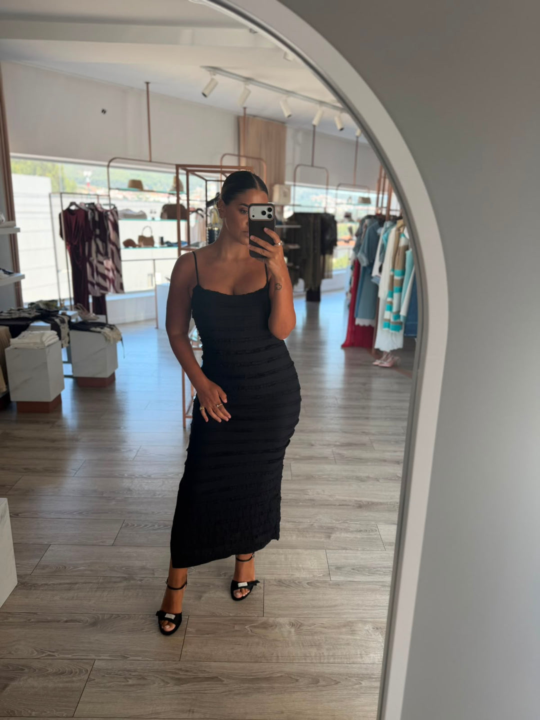 VESTIDO COM FOLHOS PRETO PONTO CHIC