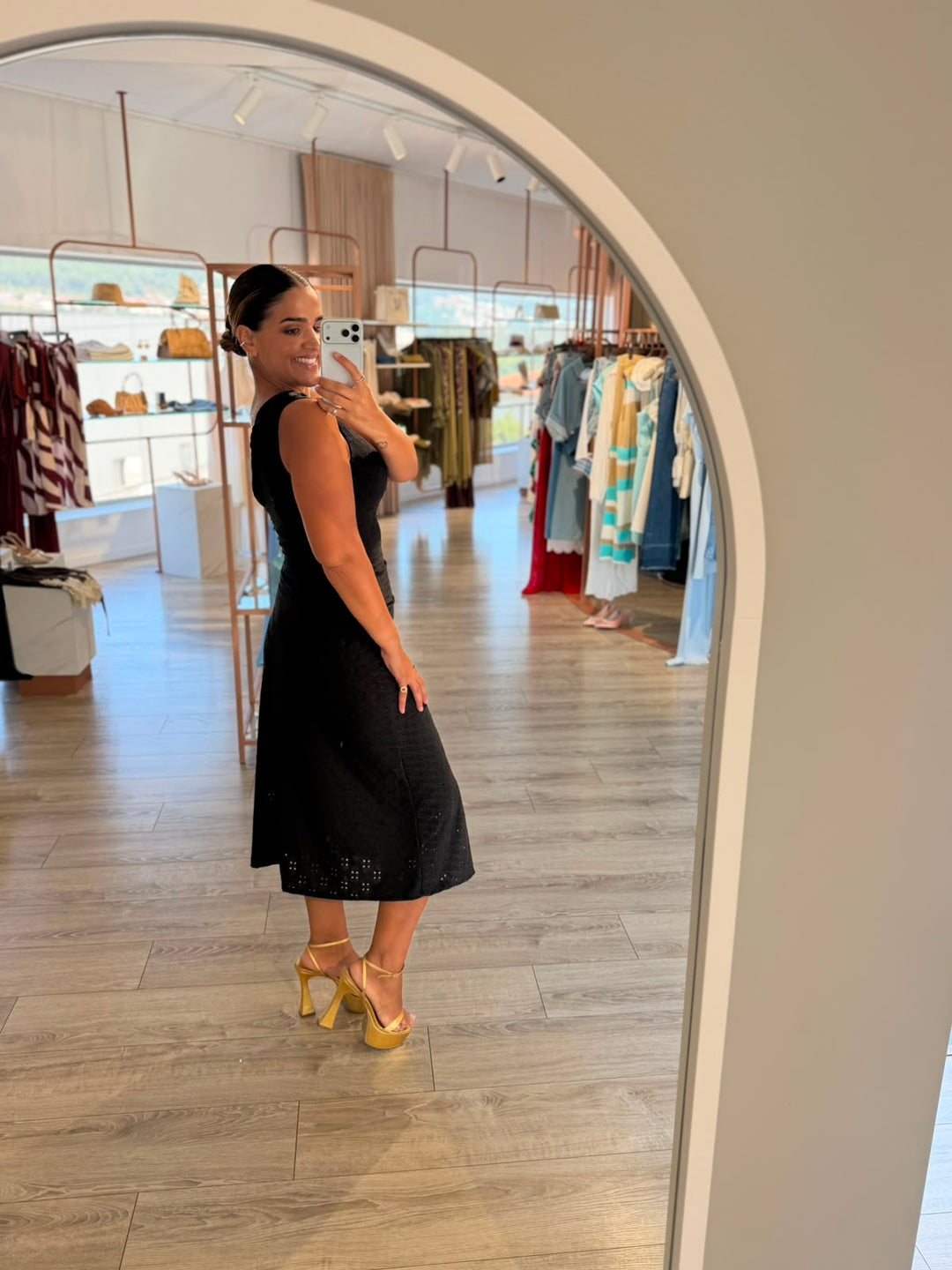 VESTIDO MIDI BORDADO PRETO PONTO CHIC