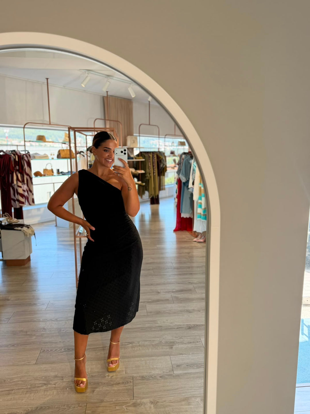 VESTIDO MIDI BORDADO PRETO PONTO CHIC