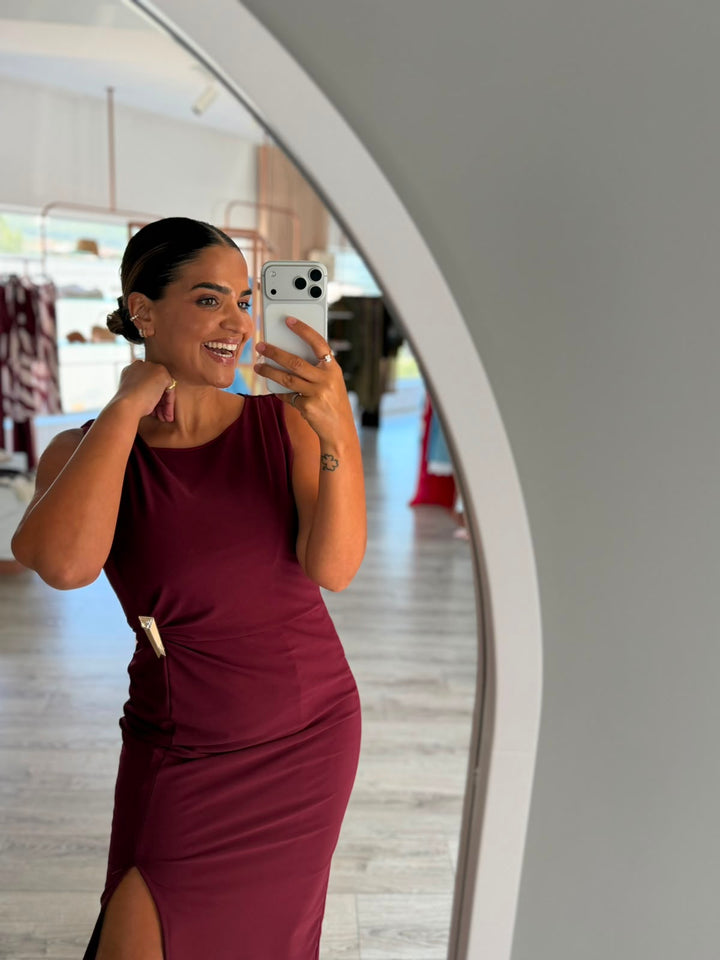 VESTIDO MIDI BORDÔ COM DETALHE DOURADO PONTO CHIC