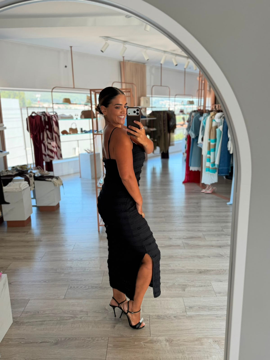 VESTIDO COM FOLHOS PRETO PONTO CHIC
