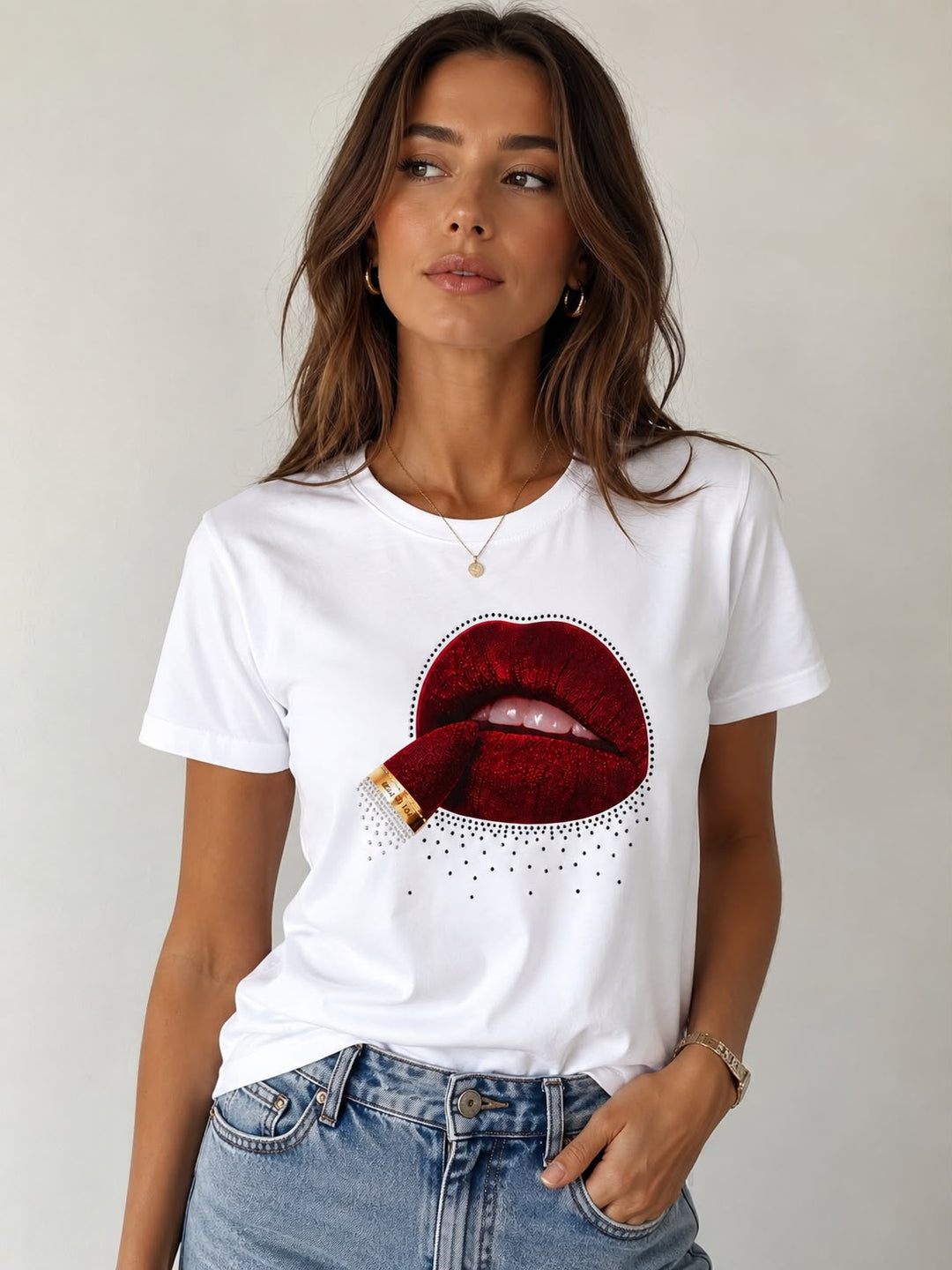 T-SHIRT BRANCA LIPS COM PEDRARIA MISS YOU