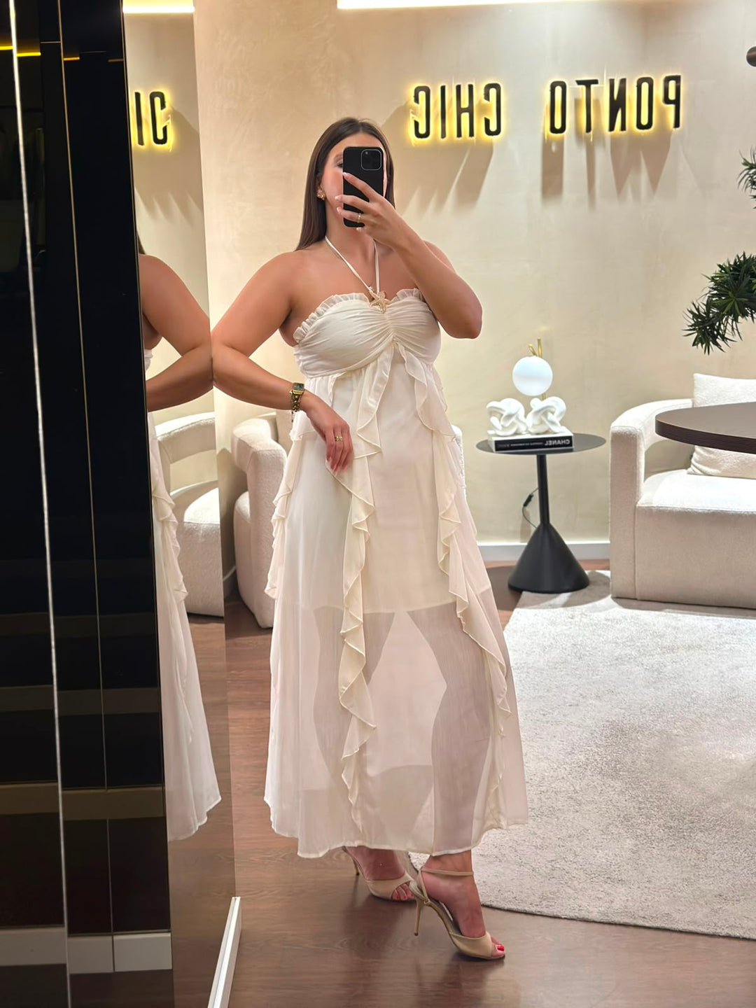 VESTIDO COM FOLHOS CREME PONTO CHIC
