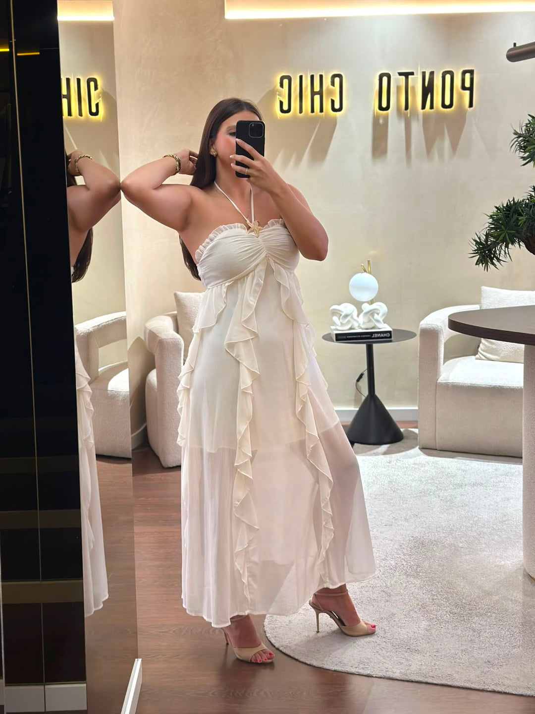 VESTIDO COM FOLHOS CREME PONTO CHIC