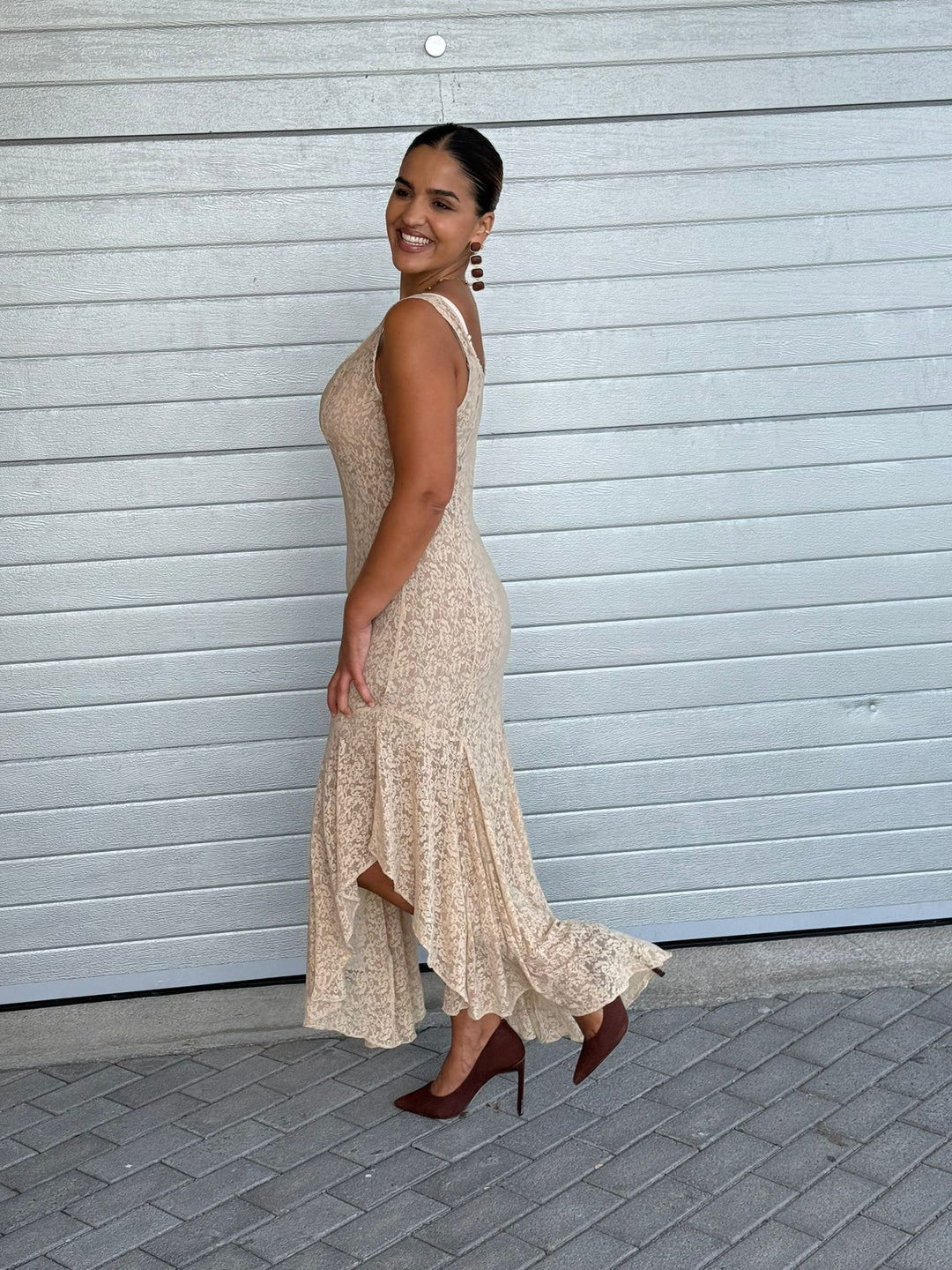 VESTIDO MIDI EM RENDA BEGE LANÇA PERFUME