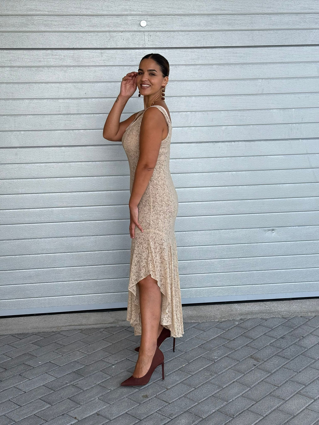 VESTIDO MIDI EM RENDA BEGE LANÇA PERFUME