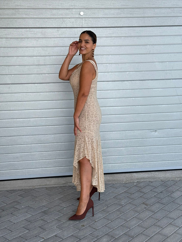 VESTIDO MIDI EM RENDA BEGE LANÇA PERFUME