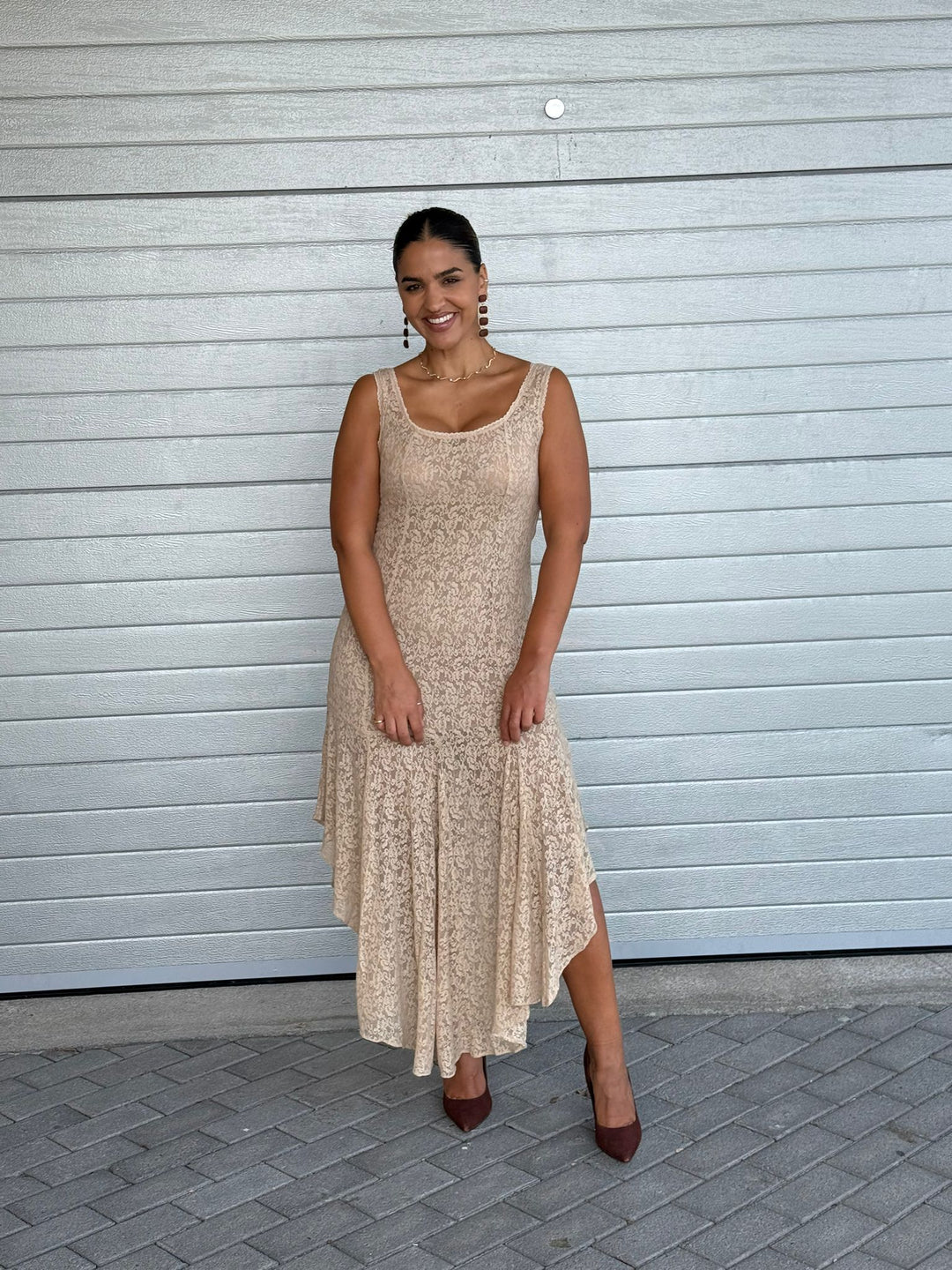 VESTIDO MIDI EM RENDA BEGE LANÇA PERFUME