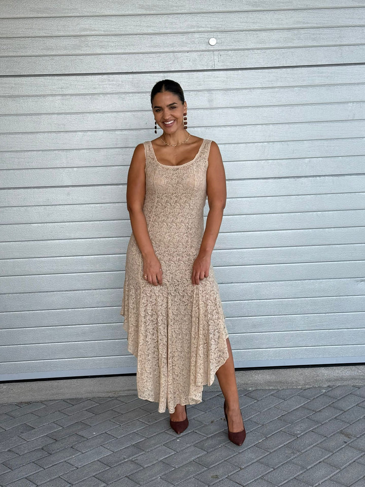 VESTIDO MIDI EM RENDA BEGE LANÇA PERFUME