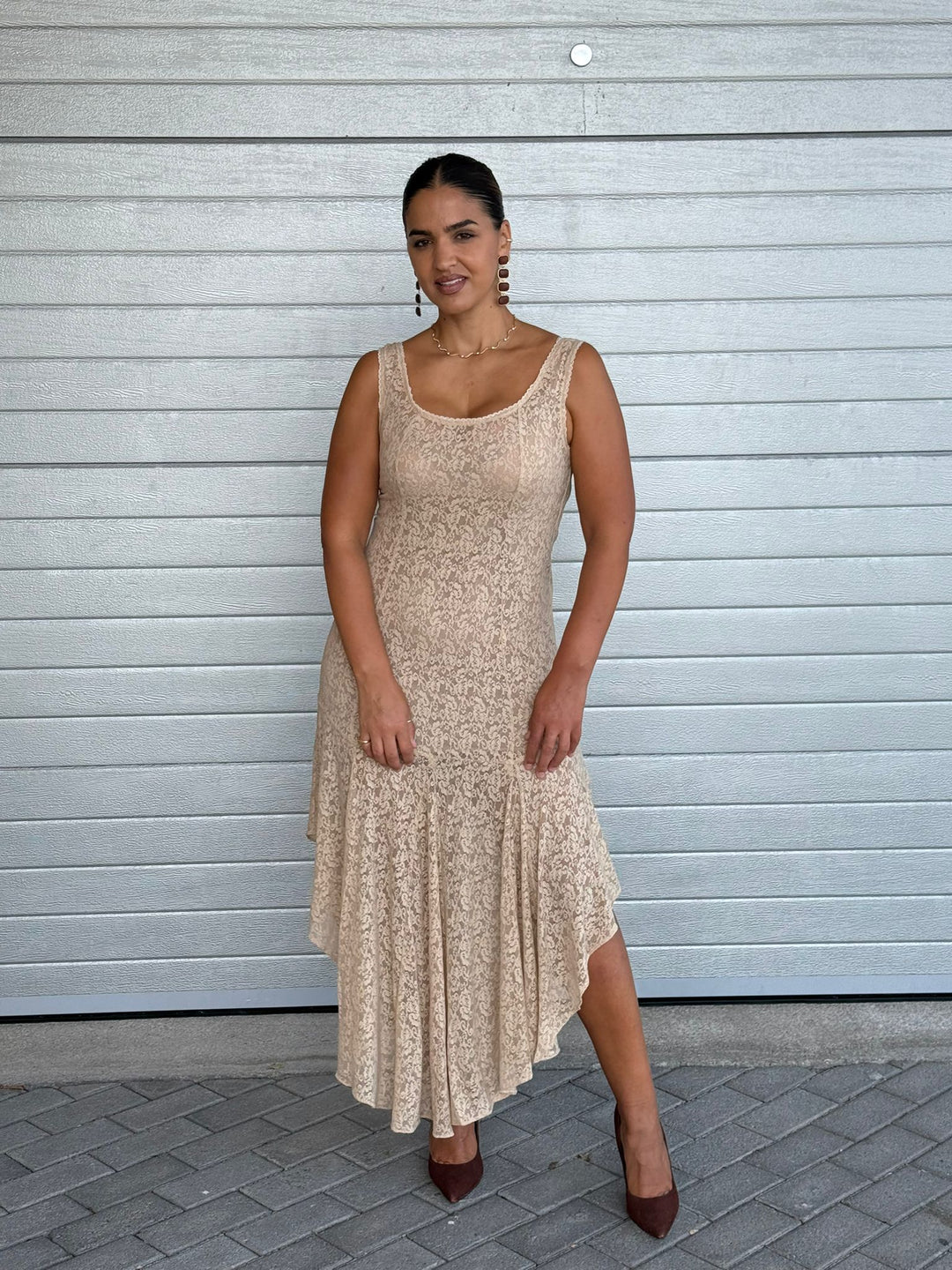 VESTIDO MIDI EM RENDA BEGE LANÇA PERFUME