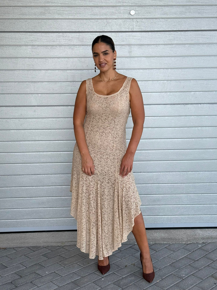 VESTIDO MIDI EM RENDA BEGE LANÇA PERFUME