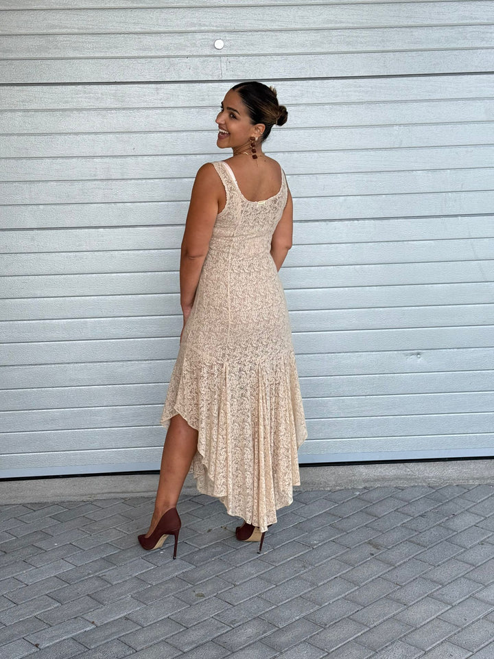 VESTIDO MIDI EM RENDA BEGE LANÇA PERFUME