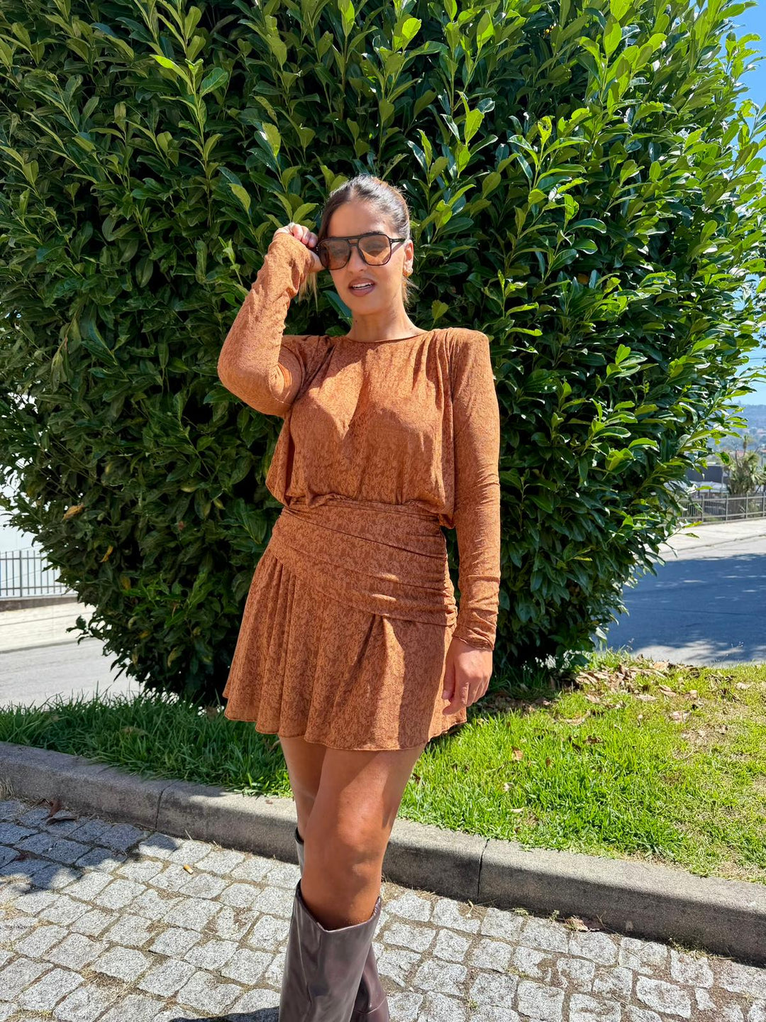 VESTIDO CURTO EM RENDA CASTANHO LANÇA PERFUME