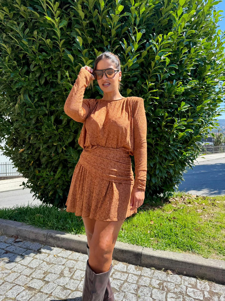 VESTIDO CURTO EM RENDA CASTANHO LANÇA PERFUME