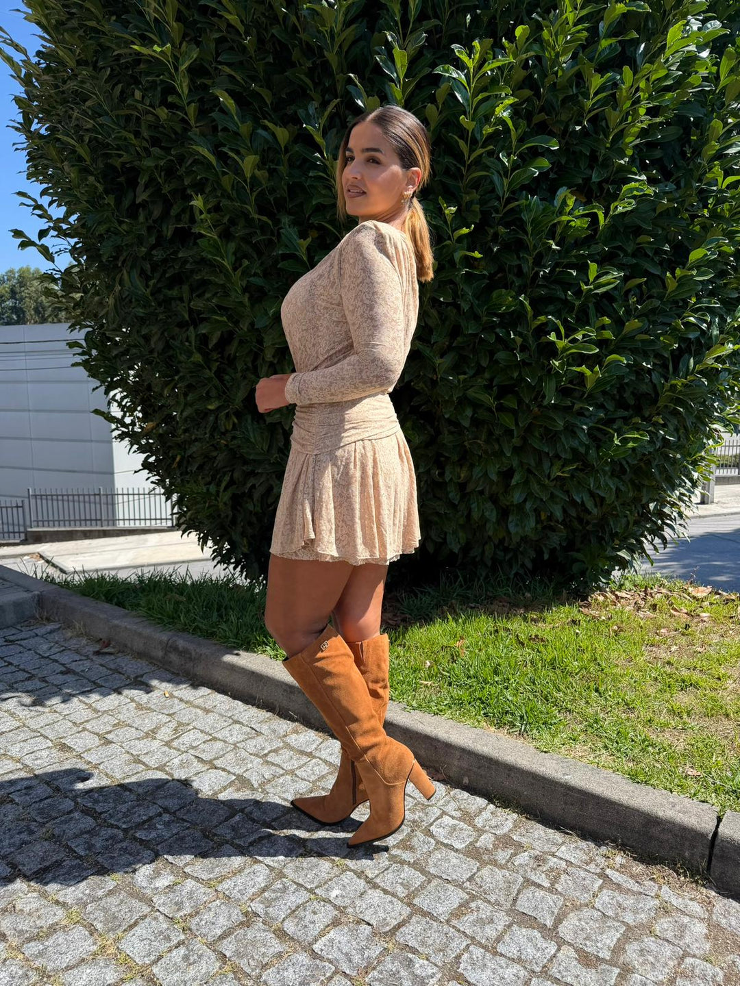 VESTIDO CURTO EM RENDA BEGE LANÇA PERFUME
