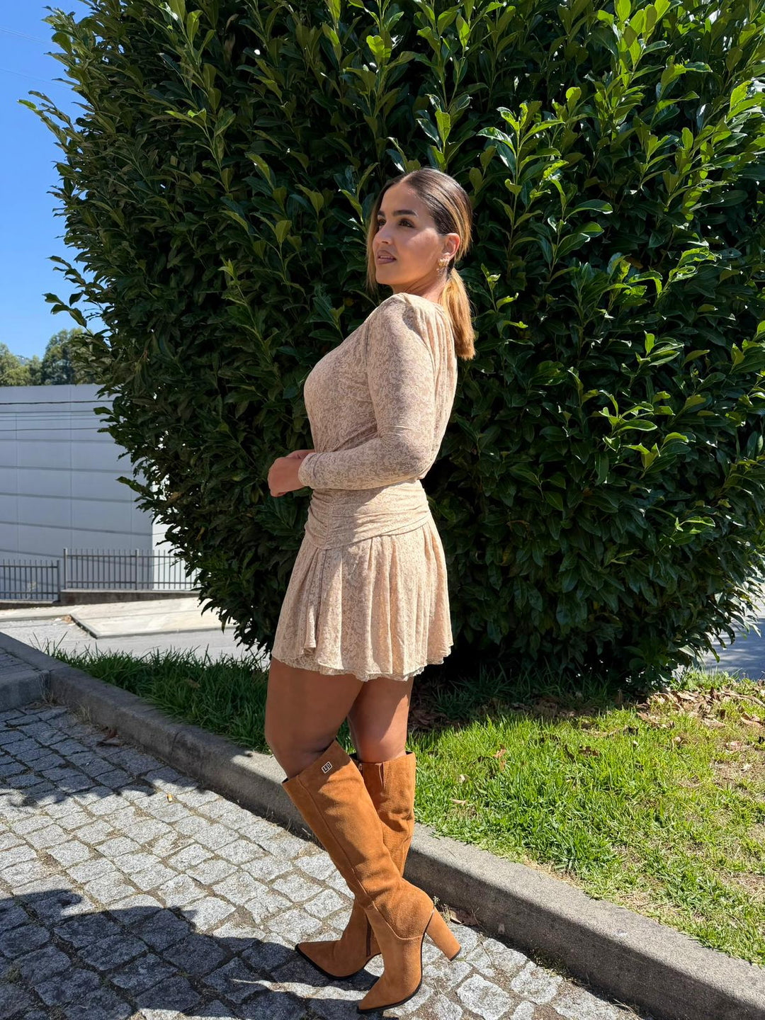 VESTIDO CURTO EM RENDA BEGE LANÇA PERFUME