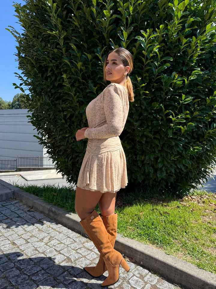 VESTIDO CURTO EM RENDA BEGE LANÇA PERFUME
