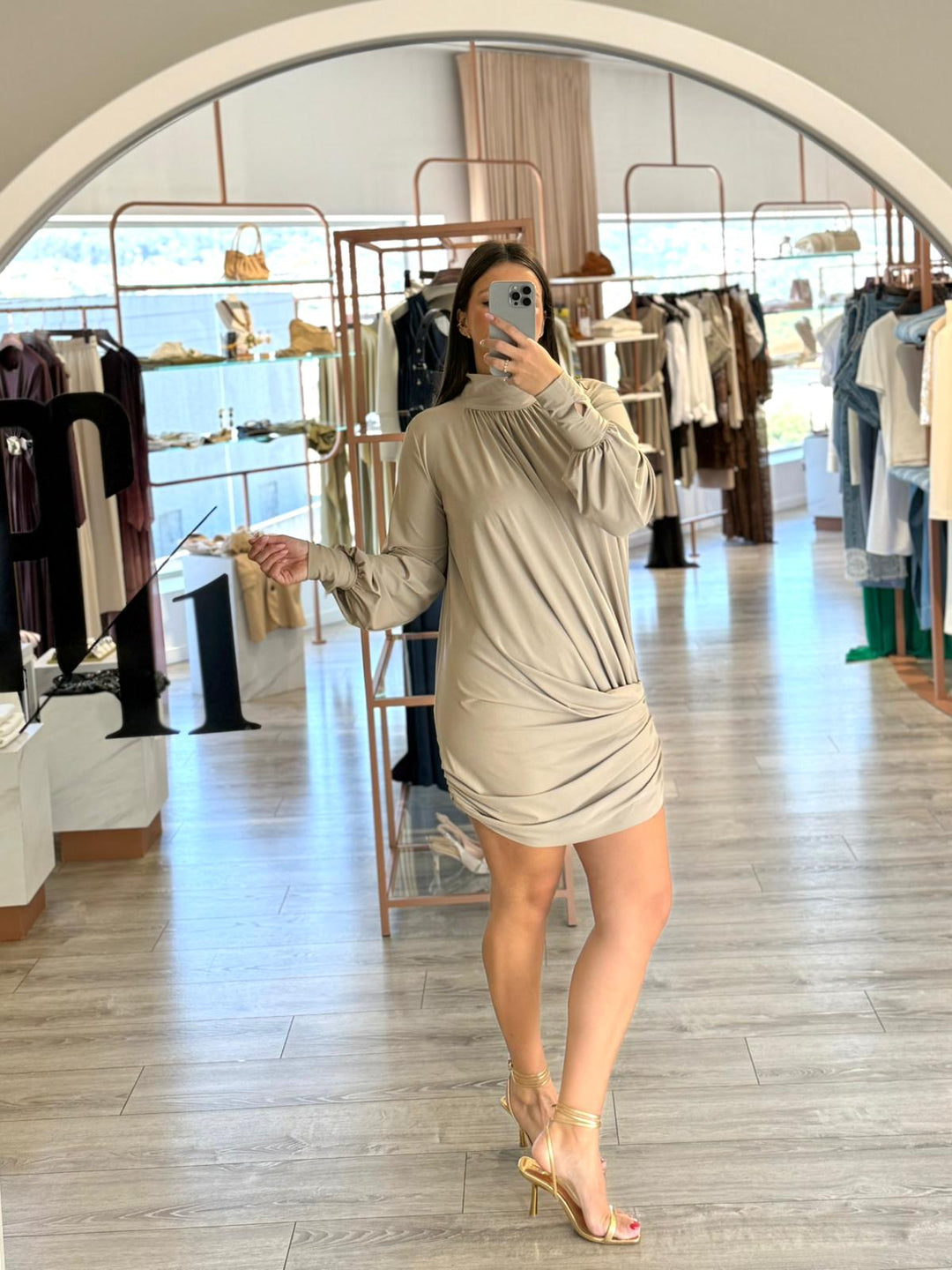 VESTIDO BEGE DRAPEADO LANÇA PERFUME