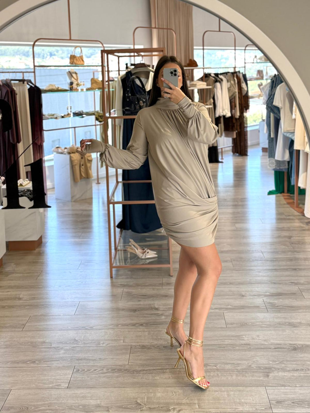 VESTIDO BEGE DRAPEADO LANÇA PERFUME