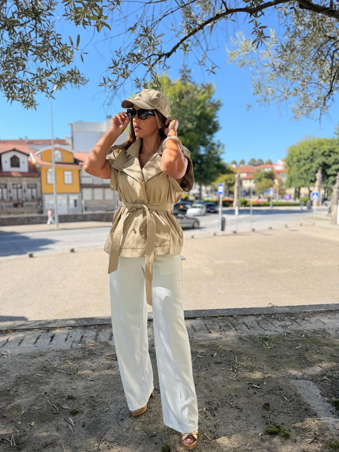 COLETE BEGE COM CINTO PONTO CHIC