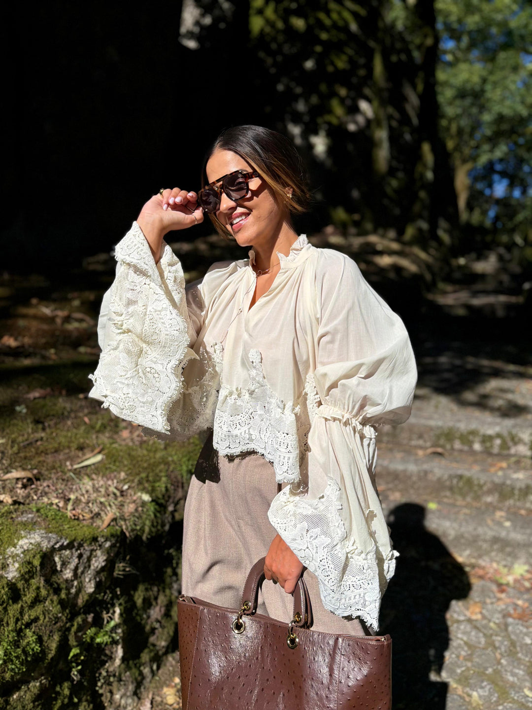 BLUSA BEGE COM MANGAS EVASÉ E RENDA PONTO CHIC