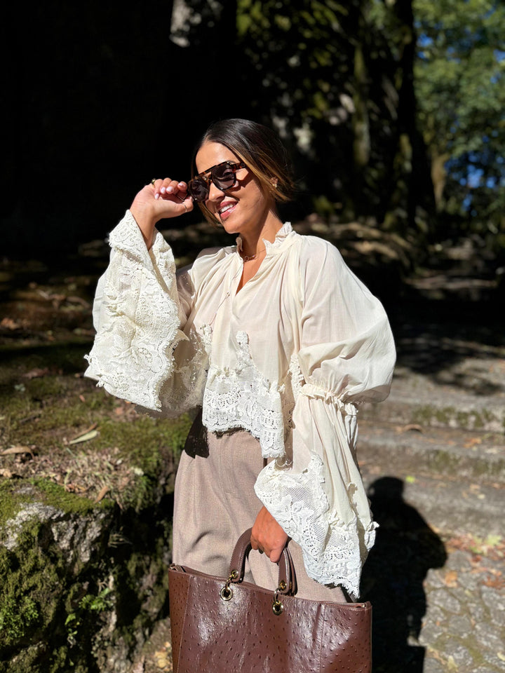 BLUSA BEGE COM MANGAS EVASÉ E RENDA PONTO CHIC