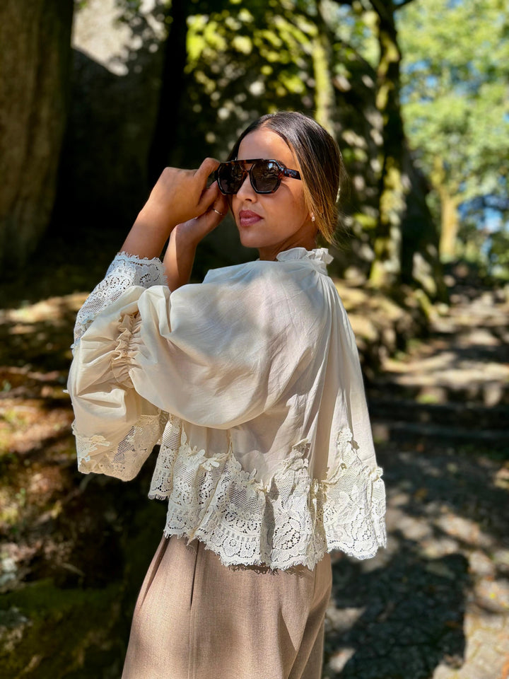 BLUSA BEGE COM MANGAS EVASÉ E RENDA PONTO CHIC
