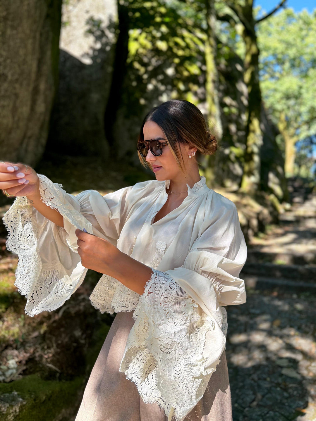 BLUSA BEGE COM MANGAS EVASÉ E RENDA PONTO CHIC