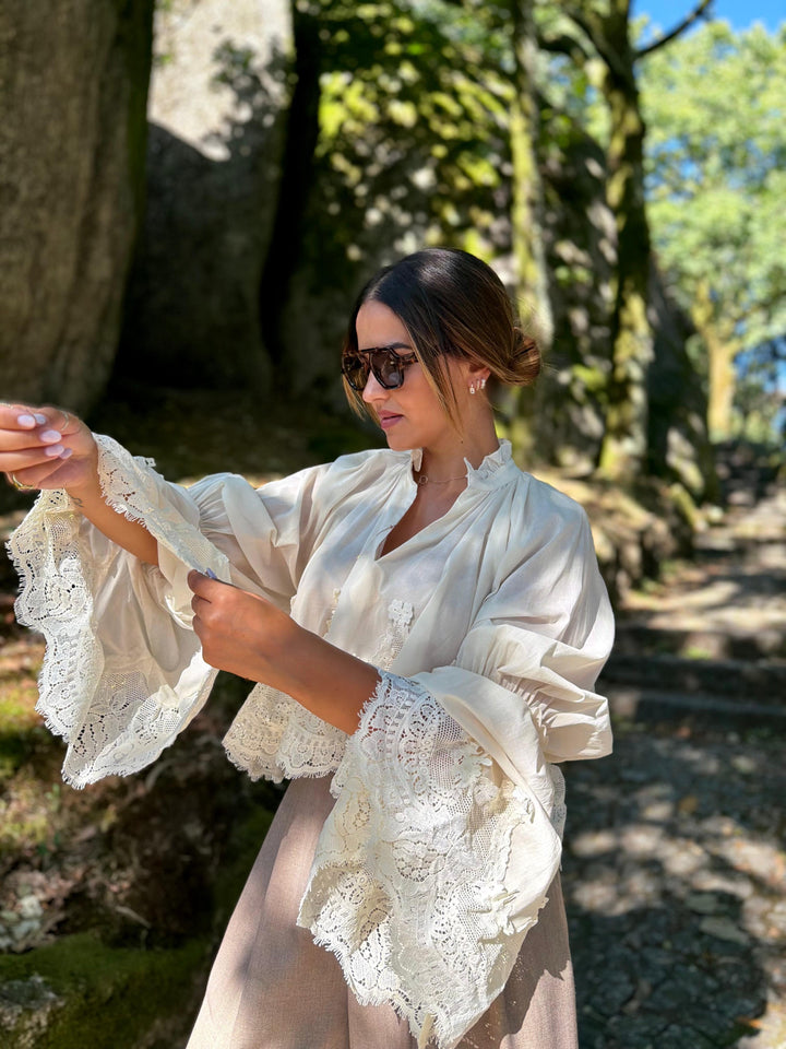 BLUSA BEGE COM MANGAS EVASÉ E RENDA PONTO CHIC