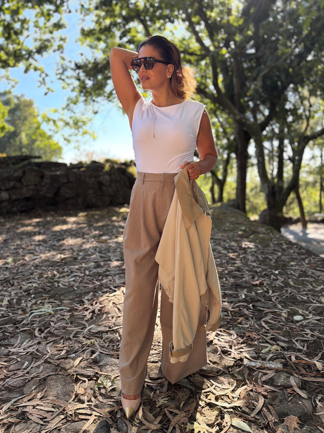 TOP BRANCO DRAPEADO LATERAL PONTO CHIC