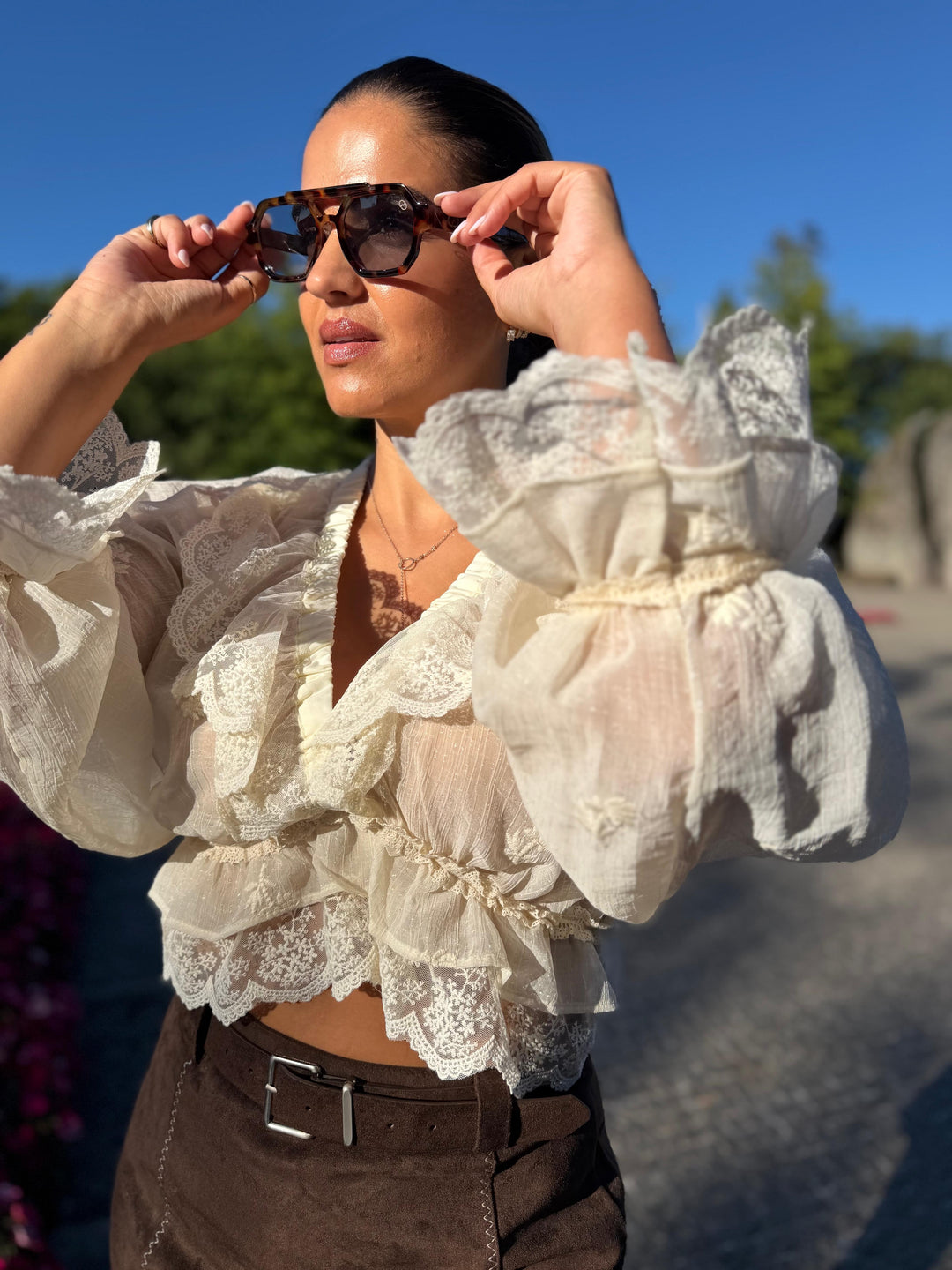 BLUSA BEGE COM RENDA PONTO CHIC