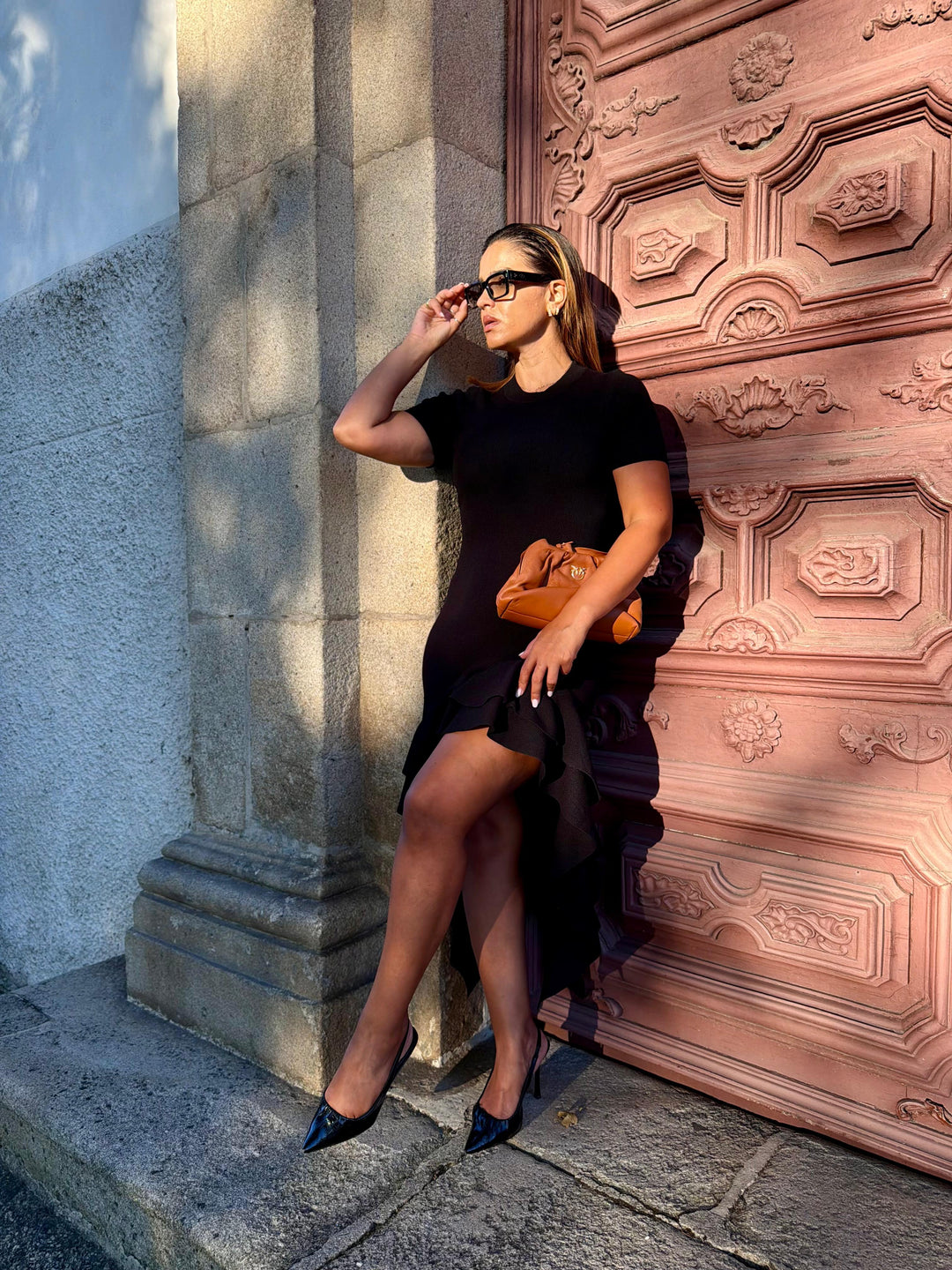 VESTIDO PRETO MIDI EM MALHA COM FOLHOS PONTO CHIC