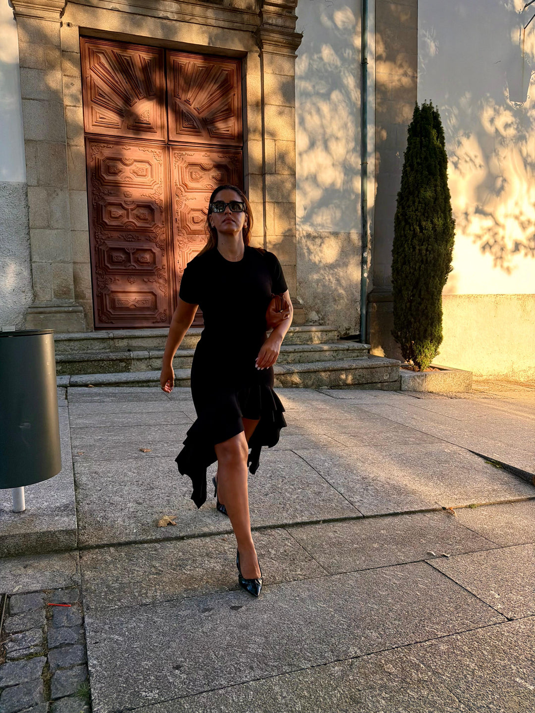 VESTIDO PRETO MIDI EM MALHA COM FOLHOS PONTO CHIC