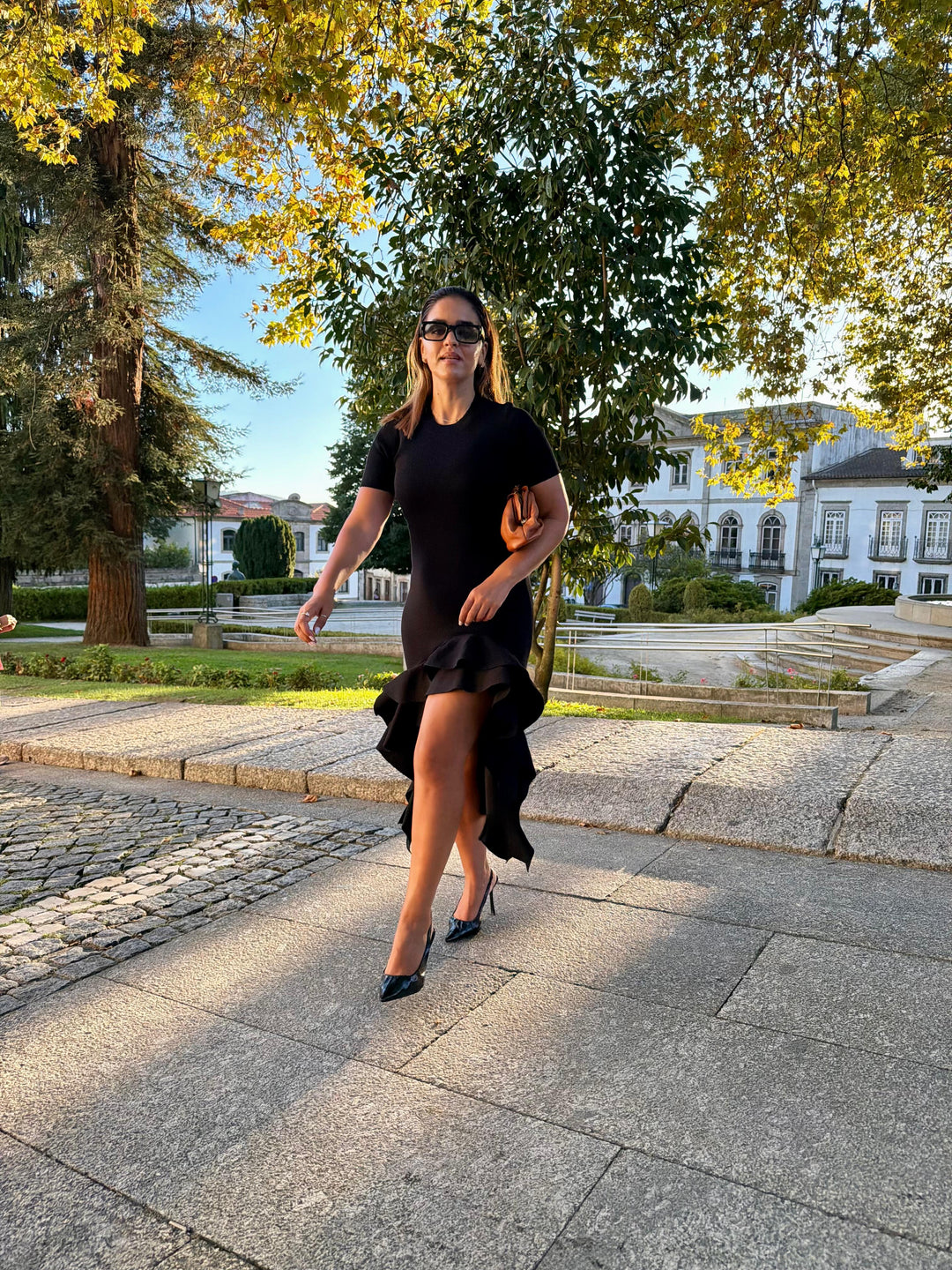 VESTIDO PRETO MIDI EM MALHA COM FOLHOS PONTO CHIC