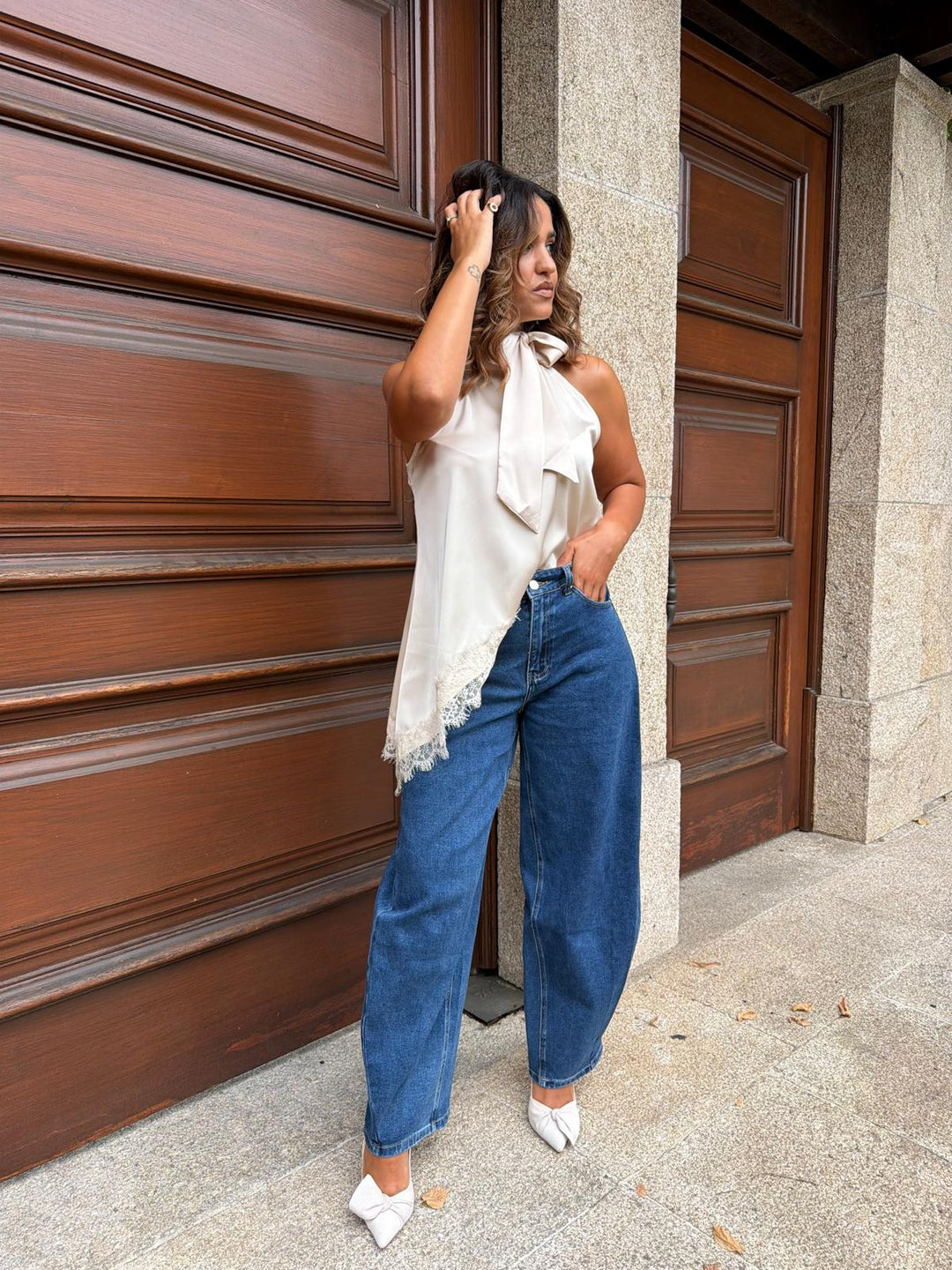 TOP BEGE FLUIDO ASSIMÉTRICO COM RENDA PONTO CHIC