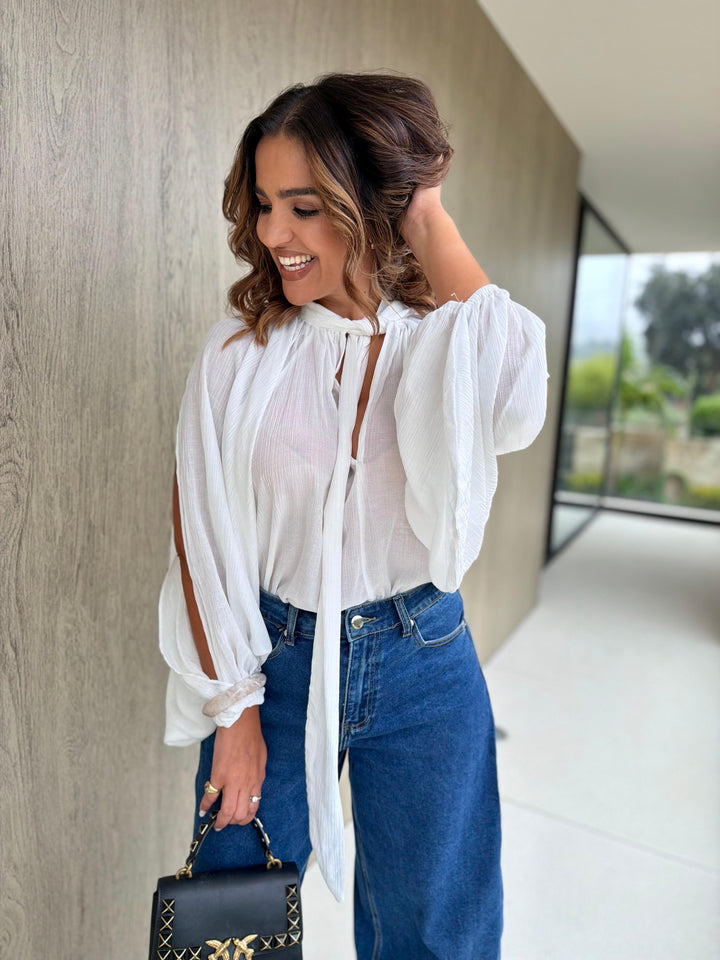 BLUSA BRANCA TEXTURADA COM GOLA SUBIDA E MANGA FLUIDA PONTO CHIC