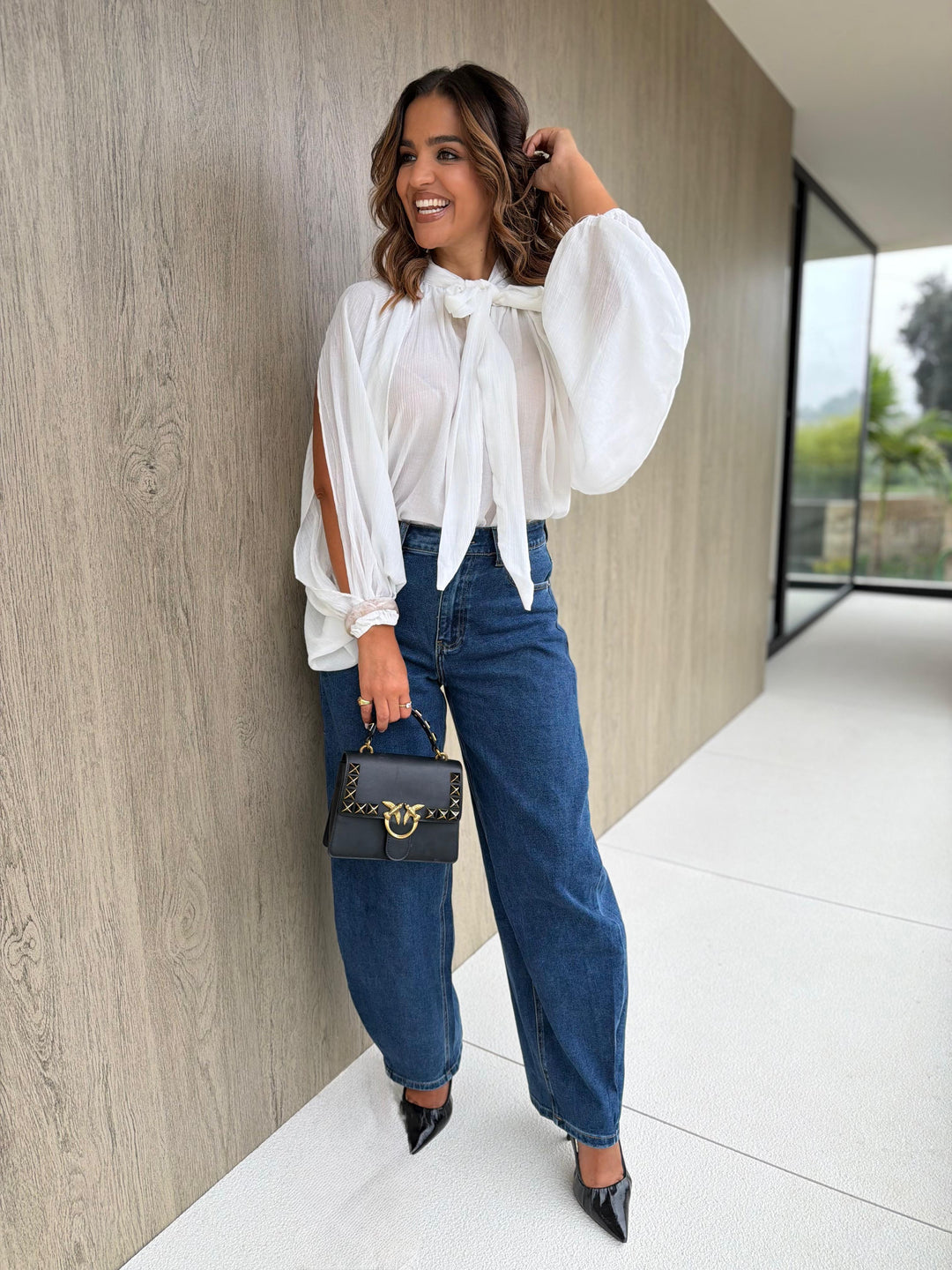 BLUSA BRANCA TEXTURADA COM GOLA SUBIDA E MANGA FLUIDA PONTO CHIC
