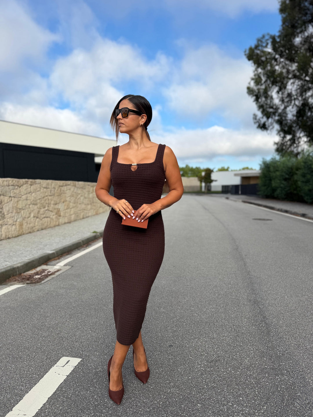 VESTIDO CASTANHO MIDI EM MALHA TEXTURADA PONTO CHIC